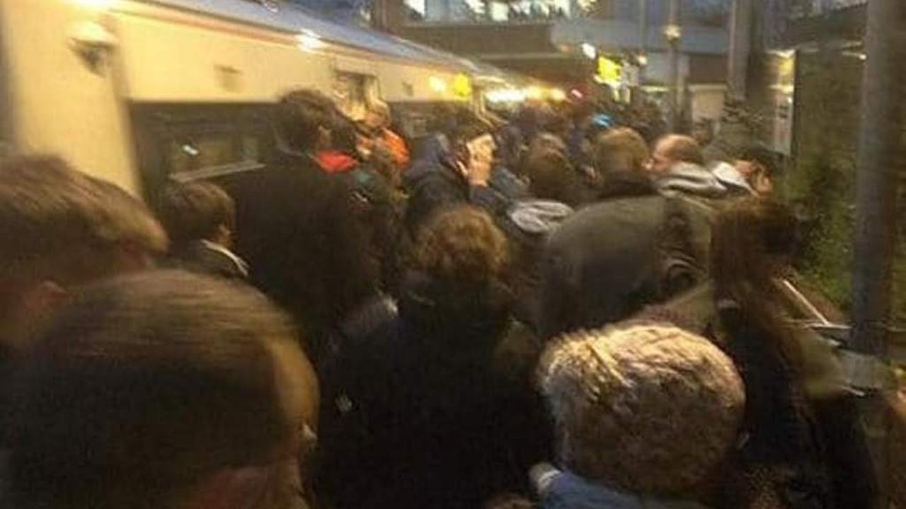 Gerbong Dipenuhi Asap, Sejumlah Penumpang Panik dan Terluka