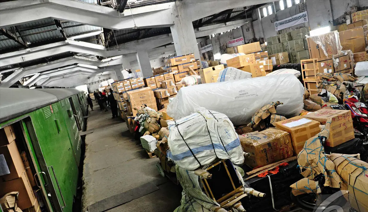 Antrian barang yang siap diberangkatkan ke berbagai daerah di wilayah pulau Jawa, Jakarta, Jumat (18/07/2014) (Liputan6.com/Faizal Fanani)