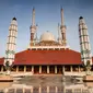 Masjid Agung Jawa Tengah memiliki menara setinggi 99 meter yang akan membuat Sahabat Fimela terpukau. (Foto: Dokumen/Archipelago)