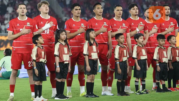 Para pemain Timnas Indonesia menyanyikan lagu kebangsaan Indonesia Raya dalam laga final FIFA Series 2026 melawan Bulgaria di Stadion Utama Gelora Bung Karno (SUGK), Senayan, Jakarta, Senin (30/03/2026). (Bola.com/M Iqbal Ichsan)