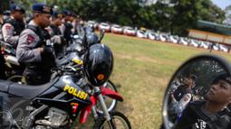 Suasana apel personel Polda Metro Jaya di Lapangan Banteng, Jakarta, Minggu (2/8/2015). Apel tersebut terkait persiapan konferensi organisasi kepala kepolisian ASEAN (ASEANAPOL) ke-35 dan Indonesia ditunjuk sebagai tuan rumah. (Liputan6.com/Faizal Fanani)