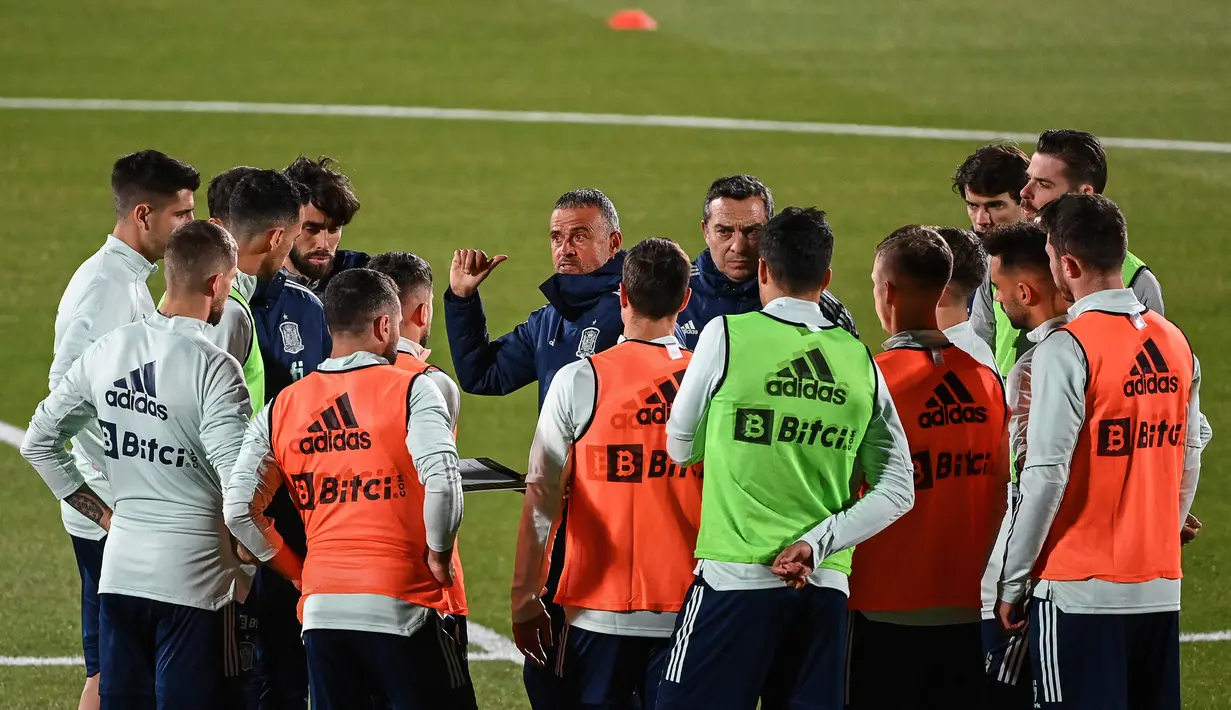 Pelatih Spanyol Luis Enrique (tengah) berbicara kepada para pemainnya selama sesi latihan di La Ciudad del Futbol, Las Rozas de Madrid, Spanyol (8/11/2021). Saat ini timnas Spanyol berada di posisi kedua Grup B Kualifikasi Piala Dunia 2022 dengan koleksi 13 poin. (AFP/Gabriel Bouys)