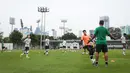 <p>Pemain Timnas Indonesia U-22 melakukan pemusatan latihan untuk SEA Games 2023 yang berlangsung di Lapangan A, Kompleks Stadion Utama Gelora Bung Karno (SUGBK), Kamis (02/03/2023). Pemusatan latihan ini akan berlangsung dari tanggal 1-16 Maret 2023. (Bola.com/Bagaskara Lazuardi)</p>
