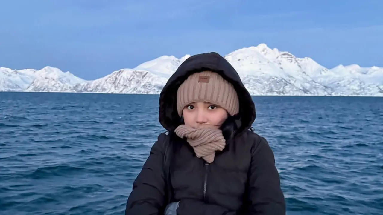 Liburan Tahun Baru 2026, Lyodra Ginting Tampil Stylish dengan Winter Outfit Serba Hitam di Norwegia