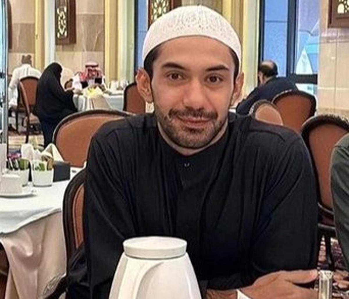 Potret Reza Rahadian Pemain 'Siksa Kubur' Jalani Umroh, Tampan Pakai Baju Koko dan Peci