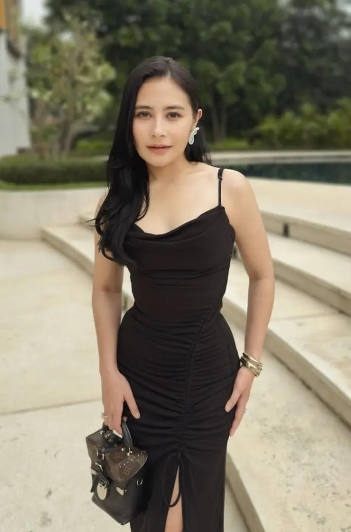 Outfit Kondangan ala Prilly Latuconsina yang Anggun Tanpa Terlihat Berlebihan
