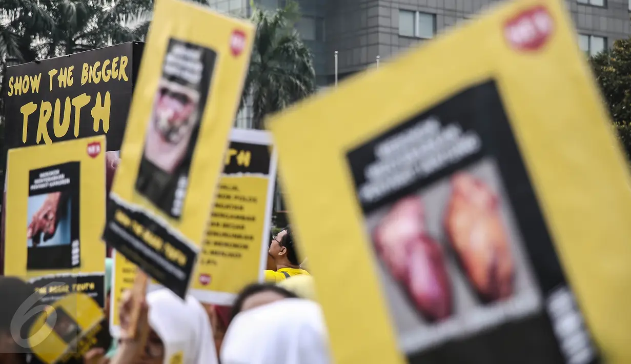 Sejumlah poster saat aksi damai Smoke Free Agent guna mensosialisasikan bahaya rokok di Bundaran HI, Jakarta, Minggu (5/6). Aksi tersebut bertujuan memberikan peringatan darurat pada pemerintah dalam masalah bahaya rokok. (Liputan6.com/Faizal Fanani)