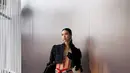 Yuki Kato tampil nyentrik memadukan atasan korset menyerupai warna kulit dengan jaket cropped hitam dan rok dari potongan kain tenun Menghasilkan tampilan yang modern juga mengapresiasi kekayaan budaya lokal. [@yukikt].
