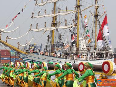 Citizen6, Jakarta: Kesenian Rampak Bedug yang dimainkan oleh para prajurit Kowal dan PNS Kolinlamil turut memeriahkan suasana penyambutan kedatangan KRI Dewaruci di dermaga Kolinlamil, Tanjung Priok, Jakarta, Kamis (11/10). (Pengirim: Dispenkolinlamil).