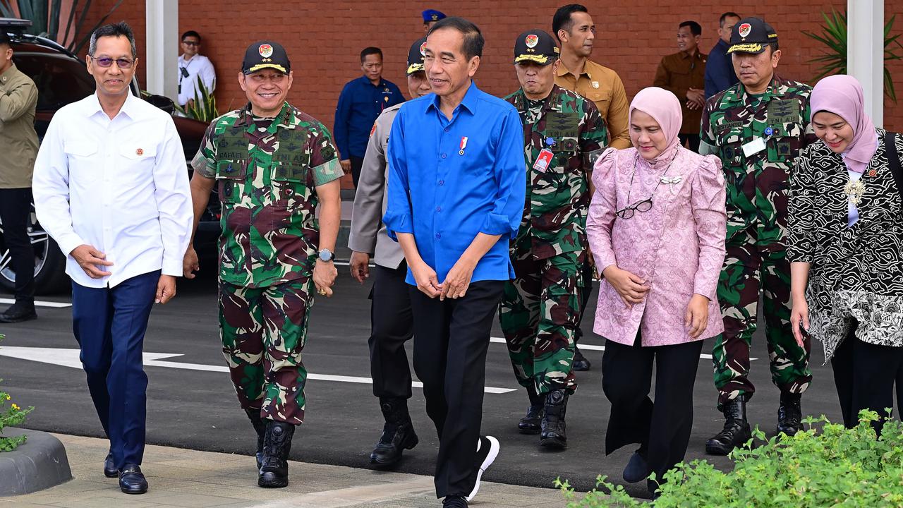 VIDEO: Jokowi Pamit, Asisten Ajudan Syarif Beri Kode Tangan Sambil Pegang Megafon di Pasar