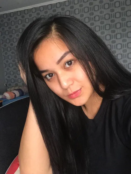 Juwi berharap mamanya tidak lagi membawa masalah keluarganya ke publik. Akibatnya, keluarga kekasihnya, Deddy menjadi sakit hati dengan pemberitaan belakangan ini. Sebagai anak, ia juga minta maaf apalabila memiliki salah. (Instagram/juwitabahar11)