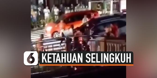 VIDEO: Detik-Detik istri Naik Kap Mobil karena Pergoki Suami Selingkuh