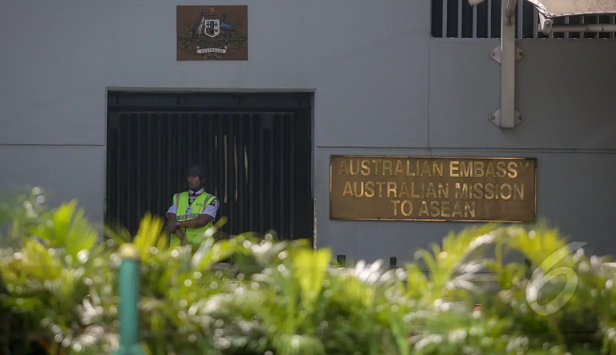 Petugas Kedutaan besar Australia di Indonesia berjaga seperti biasanya pasca eksekusi mati dua warga negaranya di Indonesia karena terlibat kasus narkoba, Jakarta, kamis (30/4/2015). (Liputan6.com/Faizal Fanani)