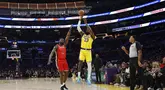 Pebasket Los Angeles Lakers, LeBron James melakukan lemparan three poin dibayangi pebasket New Orleans Pelicans, Zion Williamson untuk mencetak 50.002 poin dalam sejarah NBA di Crypto Arena, Los Angeles, Rabu (05/03/2025) pagi WIB. (AFP/Getty Images/Ronald Martinez)