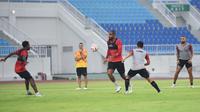Bek Arema, Thales Lira, menjalani latihan perdana di Stadion Kanjuruhan, Malang setelah direnovasi. (Bola.com/Iwan Setiawan)