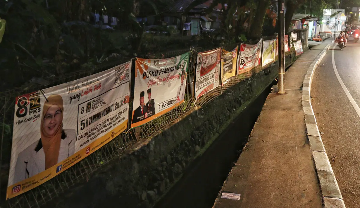 Spanduk-spanduk calon legislatif (caleg) terpampang di sepanjang Jalan Bintaro Permai, Jakarta, Kamis (3/1/2019). Spanduk tersebut berisi janji-janji untuk memikat hati calon pemilih. (Liputan6.com/JohanTallo)