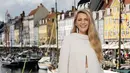 Cantik menawan Blake Lively memadukan rok jaring semi transparan dengan outer lengan panjang dan slit yang membelah dari bagian tengah dada ke bawah. [Foto: Instagram/blakeandryanreynolds]