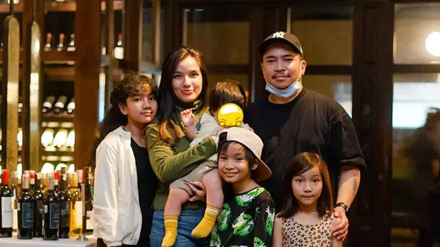 6 Momen Sheila Marcia Momong Keempat Anaknya, Mama Idaman