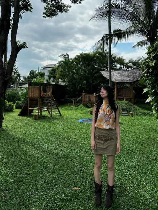 <p>Ini adalah sa;ah satu foto terbaru Nana saat menikmati waktunya di Canggu, Bali. Bagaimana, kalian lebih suka Nana bertato atau tidak? (Foto: Instagram/ jin_a_nana)</p>