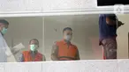 Tersangka suap dan gratifikasi perkara di Mahkamah Agung (MA) 2011-2016, Nurhadi (kiri) dan menantunya Rezky Herbiyono usai menjalani pemeriksaan di Gedung KPK Jakarta, Selasa (29/9/2020). Penyidik KPK melimpahkan tersangka beserta barang bukti kepada tim JPU KPK. (Liputan6.comHelmi Fithriansyah)