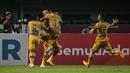 <p>Para pemain Bhayangkara FC merayakan gol yang dicetak Anderson Salles dalam laga kontra Persebaya Surabaya di Grup C Piala Presiden 2022 di Stadion Gelora Bandung Lautan Api, Senin (13/6/2022). Kedua tim bermain imbang 1-1 dalam laga tersebut. (Bola.com/Bagaskara Lazuardi)</p>