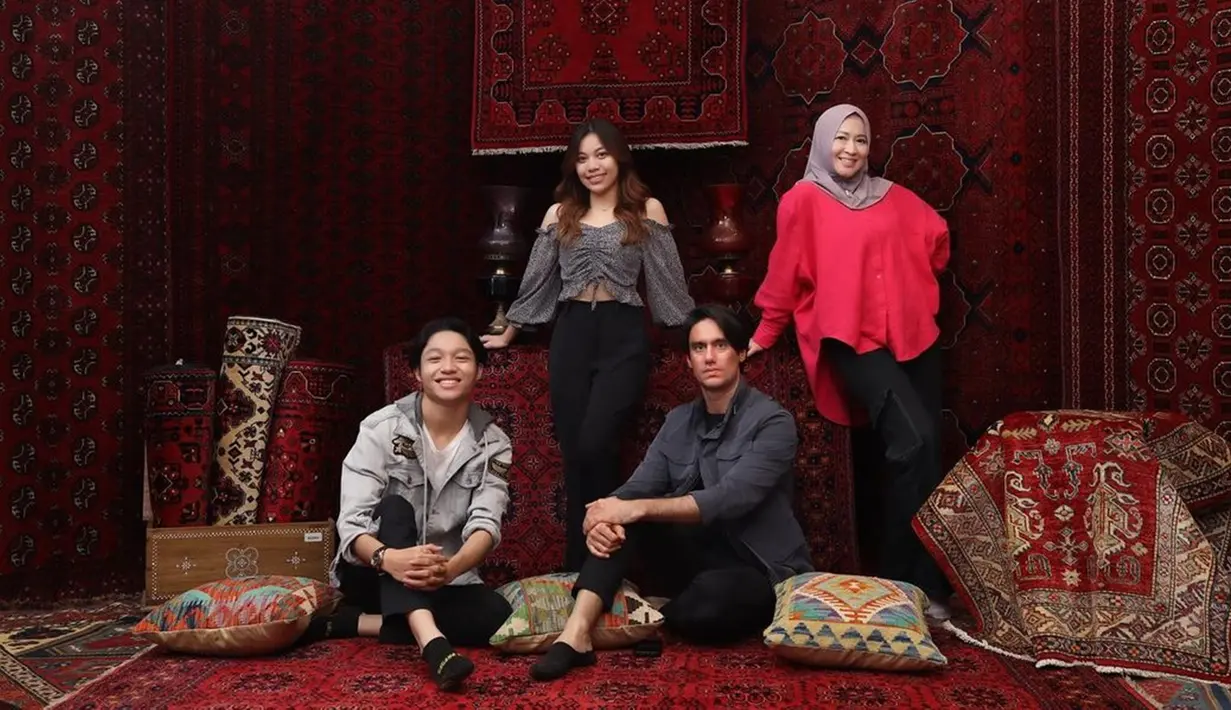 Februari 2023 lalu, Frislly Herlind dan Kiesha Alvaro bareng Okie Agustina terlihat datang ke toko karpet. Okie Agustina dan Frislly Herlind sangat dekat bahkan saling berbalas komentar di kolom komentar. Ibu sambung dan ibu kandung Kiesha Alvaro memang selalu terbuka dan menerima wanita yang digandeng anaknya itu. Bahkan diunggahan terbarunya Adelia Pasha, Adel menuliskan 'Mommy sih yess kak' yang menyetujui hubungan Kiesha dan Frislly. (Liputan6.com/IG/@okieagustina_)