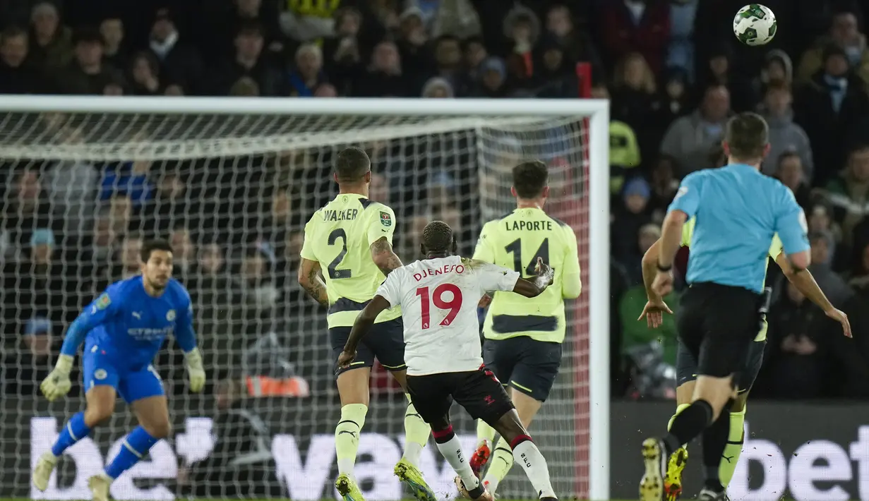 Hanya berselang lima menit, Southampton mampu menggandakan keunggulan menjadi 2-0 lewat gol Moussa Djnepo. Gol dicetak lewat tendangan keras dari luar kotak penalti. (AP Photo/ Alastair Grant)