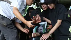 Karina Ranau (tengah) menangis saat menyaksikan pemakaman suaminya, Epy Kusnandar, di Tempat Pemakaman Umum (TPU) Jeruk Purut, Jakarta Selatan, Kamis (4/12/2025) pagi. Setelah disemayamkan di rumah duka, jenazah Epy Kusnandar dimakamkan di Tempat Pemakaman Umum (TPU) Jeruk Purut, Jakarta Selatan. (Kapanlagi.com/Budy Santoso)