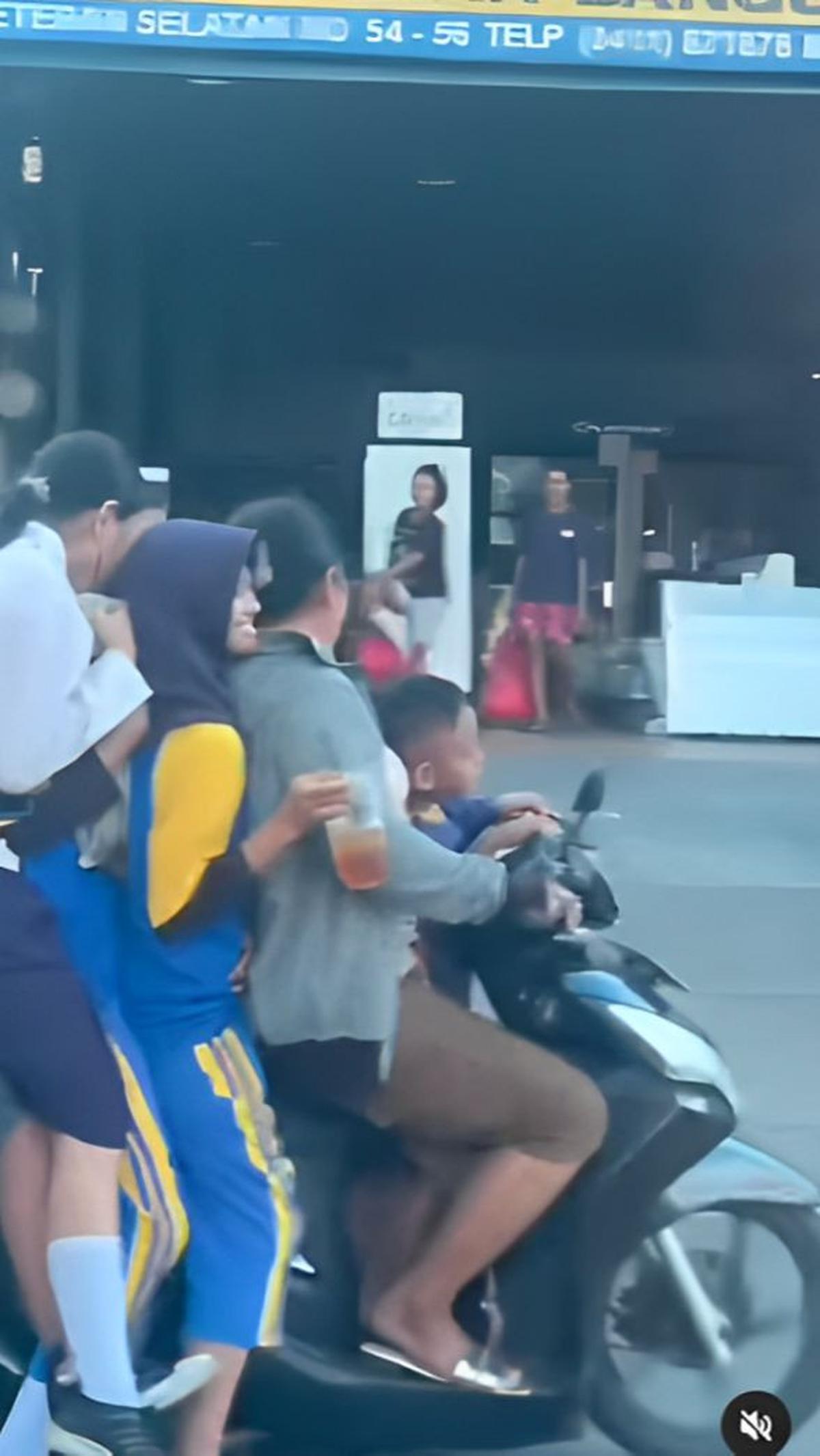 Tanpa takut, mereka berani boncengan enam saat menjemput anak sekolah