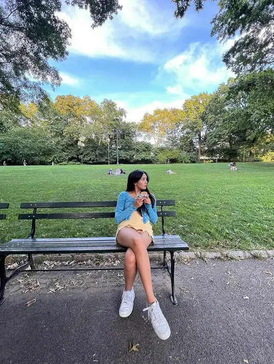 Layaknya new yorker, Beby Tsabina mengenakan knitted cardigan yang dipadukan dengan rok mini berwarna kuning cerah. (instagram/bebytsabina)