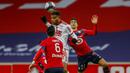 Striker Brest, Steve Mounie (tengah) melompat di antara dua pemain Lille, Jose Fonte (kiri) dan Benjamin Andre dalam laga lanjutan Liga Prancis 2020/21 pekan ke-25 di The Stade Pierre Mauroy, Lille, Minggu (14/2/2021). Brest bermain imbang 0-0 dengan Lille. (AP/Michel Spingler)