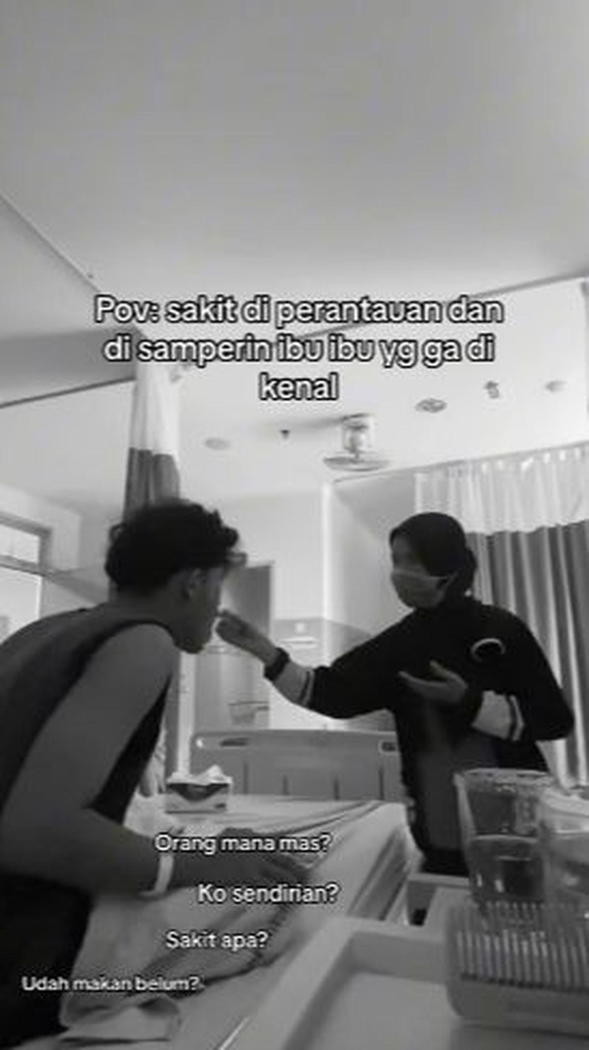Dengan telaten, Ibu-Ibu tersebut menyuapi pria ini yang duduk di atas ranjang rumah sakit. <br>