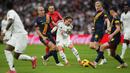 Pemain Real Madrid, Luka Modric berusaha melewati penjagaan sejumlah pemain Girona dalam laga lanjutan Liga Spanyol 2024/2025 di Stadion Santiago Bernabeu, Madrid, Minggu (24/02/2025) waktu setempat. (AP Photo/Manu Fernandez)