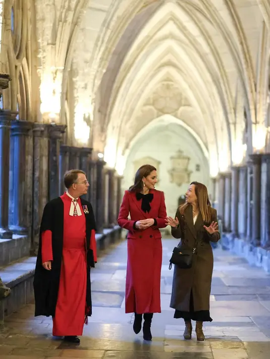 Kate Middleton tampil manis dengan coat dress merah dan pita hitam velvet. Dipadu dengan boots velvet hitam [@princesandprincessofwales]