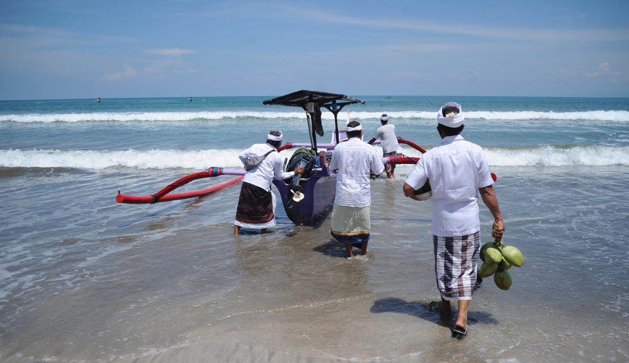 Umat Hindu menghadiri upacara Melasti menjelang Hari Raya Nyepi Tahun Baru Saka 1943 di Pantai Kuta, Bali (11/3/2021). Hari Raya Nyepi tahun ini jatuh pada tanggal 14 Maret 2021. (AFP/Sonny Tumbelaka)