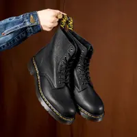 Tidak hanya karena fungsinya yang praktis, tetapi boots juga mampu melengkapi berbagai gaya, baik formal maupun kasual. Foto: Document/Dr.Martens