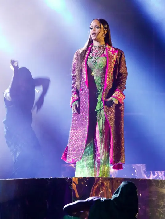 Rihanna terlihat mengenakan anting berlian dan ruby dari Birdhichand, serta kalung polki klasik dari Swadesh Online. Keduanya merupakan perajin perhiasan dari India. [Foto: Instagram/illjahjah]