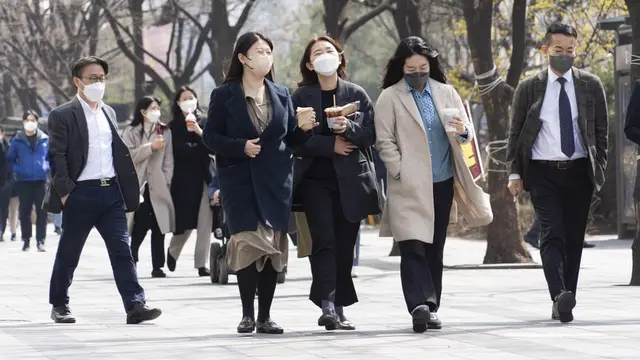 Aktivitas perempuan dan laki-laki Korea Selatan pada hari kerja di Seoul.