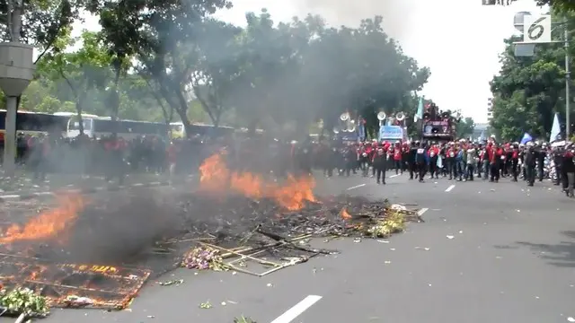Saat demo MayDay berlangsung di Balai Kota DKI Jakarta, sebagian peserta demo membakar karangan bunga yang ada di halaman. Karangan bunga tersebut merupakan kiriman dari pendukung Ahok dan Djarot.
