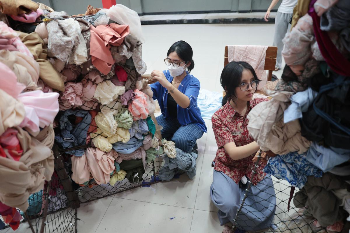 Barang Bekas Disulap Jadi Karya Seni