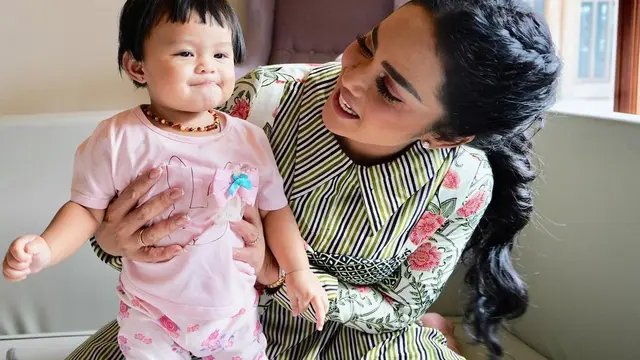 Krisdayanti dan Ameena. (Foto: Dok. Instagram @krisdayantilemos)