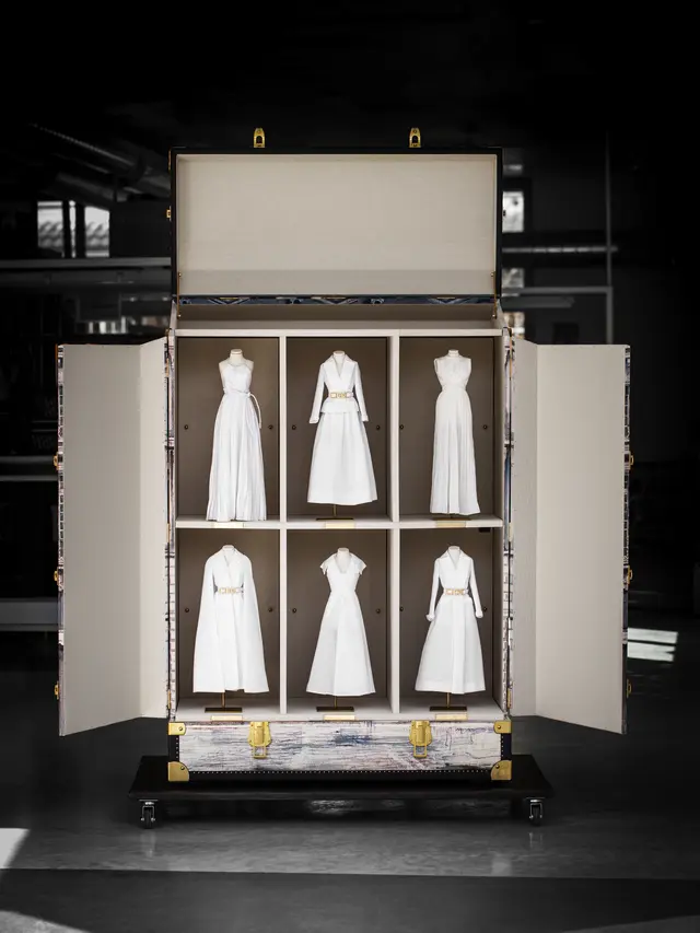 Dior Pilih Koper Ajaib untuk Pamerkan Koleksi Gaun Mini Haute Couture Autumn/Winter 2020