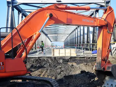 Sebuah alat berat menyelesaikan perbaikan jembatan yang ambles di jalur pantura Comal, Pemalang, Jawa Tengah, Jumat (18/7/14). (ANTARA FOTO/Oky Lukmansyah)