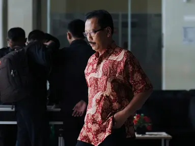 Mantan Sekda Kota Malang, Cipto Wiyono meninggalkan Gedung KPK usai menjalani pemeriksaan, Jakarta, Senin (26/2). Cipto Wiyono diperiksa sebagai saksi terkait dugaan suap pembahasan APBD-P Pemkot Malang TA 2015. (Liputan6.com/Helmi Fithriansyah)