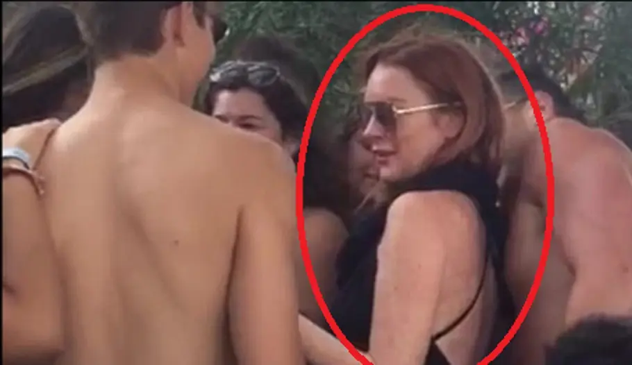 Saat liburan, fans banyak yang berkerumun di dekat Lindsay Lohan (Dailymail)