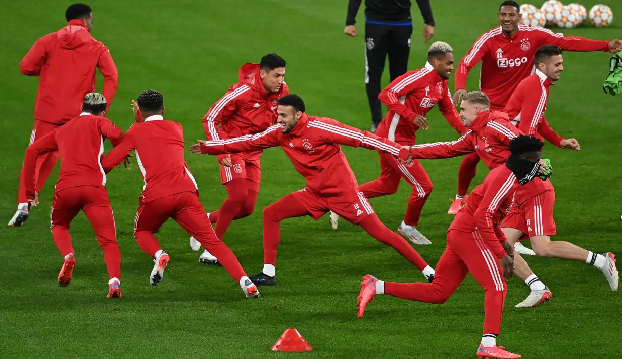 Bek Ajax Amsterdam Noussair Mazraoui (tengah) dan rekan timnya ambil bagian dalam sesi latihan di Dortmund, Jerman, Selasa (2/11/2021). Ajax akan bertandang ke markas Borussia Dortmund pada matchday 4 Grup C Liga Champions, Kamis (4/11) dini hari WIB. (Ina FASSBENDER/AFP)