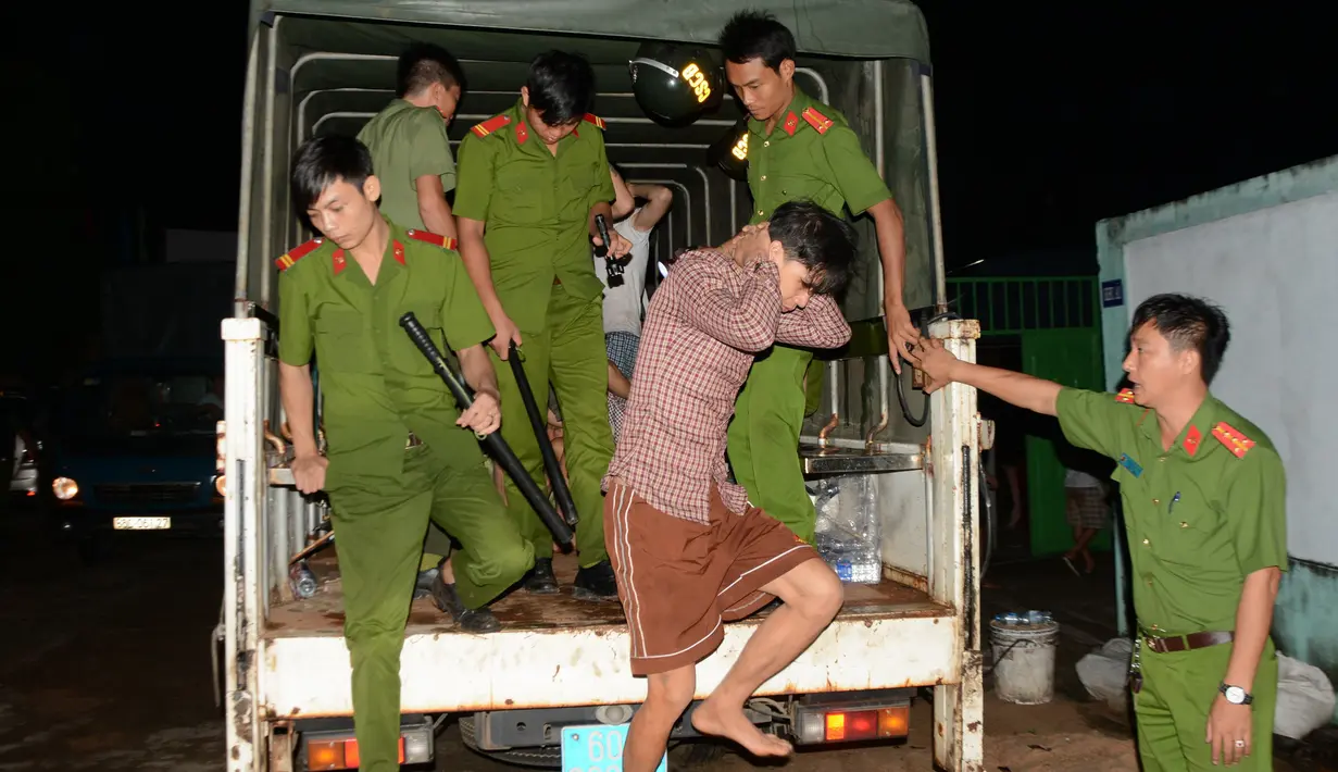 Petugas berhasil menangkap pecandu narkoba yang melarikan diri dari pusat rehabilitasi di Dong Nai, Vietnam, Senin (24/10). Lebih dari 500 pecandu narkoba kabur menjebol dinding lalu merusak jendela menggunakan tongkat dan alat pemadam kebakaran (STR/AFP)