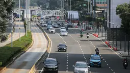 Suasana lalu lintas kawasan Jalan Thamrin, Jakarta, Selasa (22/9/2020). Kepala Dinas Perhubungan DKI Syafrin Liputo mengatakan selama sepekan PSBB Jakarta terjadi penurunan yang fluktuatif pada volume kendaraan masuk ke Ibu Kota mulai dari 5 persen hingga 19 persen.  (Liputan6.com/Faizal Fanani)