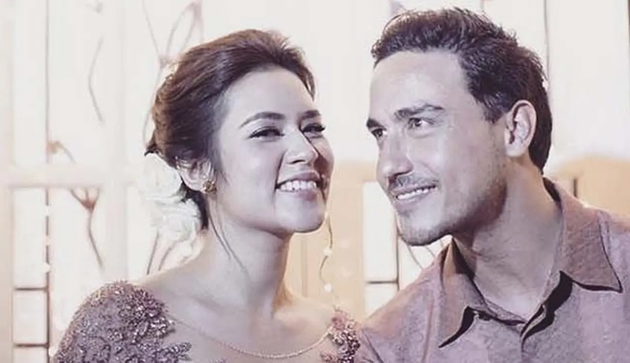 Hamish Daud dan Raisa bertemu pertama kali pada lima tahun silam saat keduanya bertemu dalam film bertajuk Rectoverso. Saat itu suara Raisa lah yang mengisi soundtrack film tersebut. (Instagram/hamishdw)