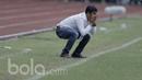 Ekspresi Pelatih Semen Padang, Nil Maizar, saat memberikan arahan kepada anak asuhnya pada laga melawan Semen Padang di Stadion Patriot, Bekasi, Sabtu (20/05/2017). Bhayangkara FC menang 1-0. (Bola.com/M Iqbal Ichsan)